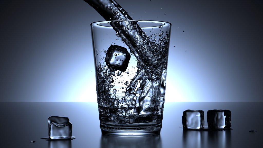 Dlaczego woda jest wskazana podczas picia alkoholu?