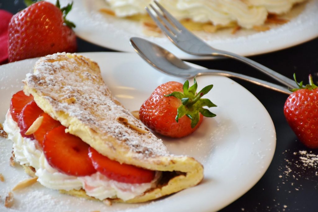 Brak pomysłu na zdrowe, smaczne i pożywne śniadanie? Wypróbuj omlet na słodko